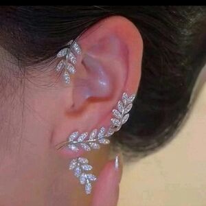 ✨3 FOR $28✨🆕️ SILVER-TONE RHINESTONE LEAF EAR CLIMBER / CRAWLER CUFF 🍃